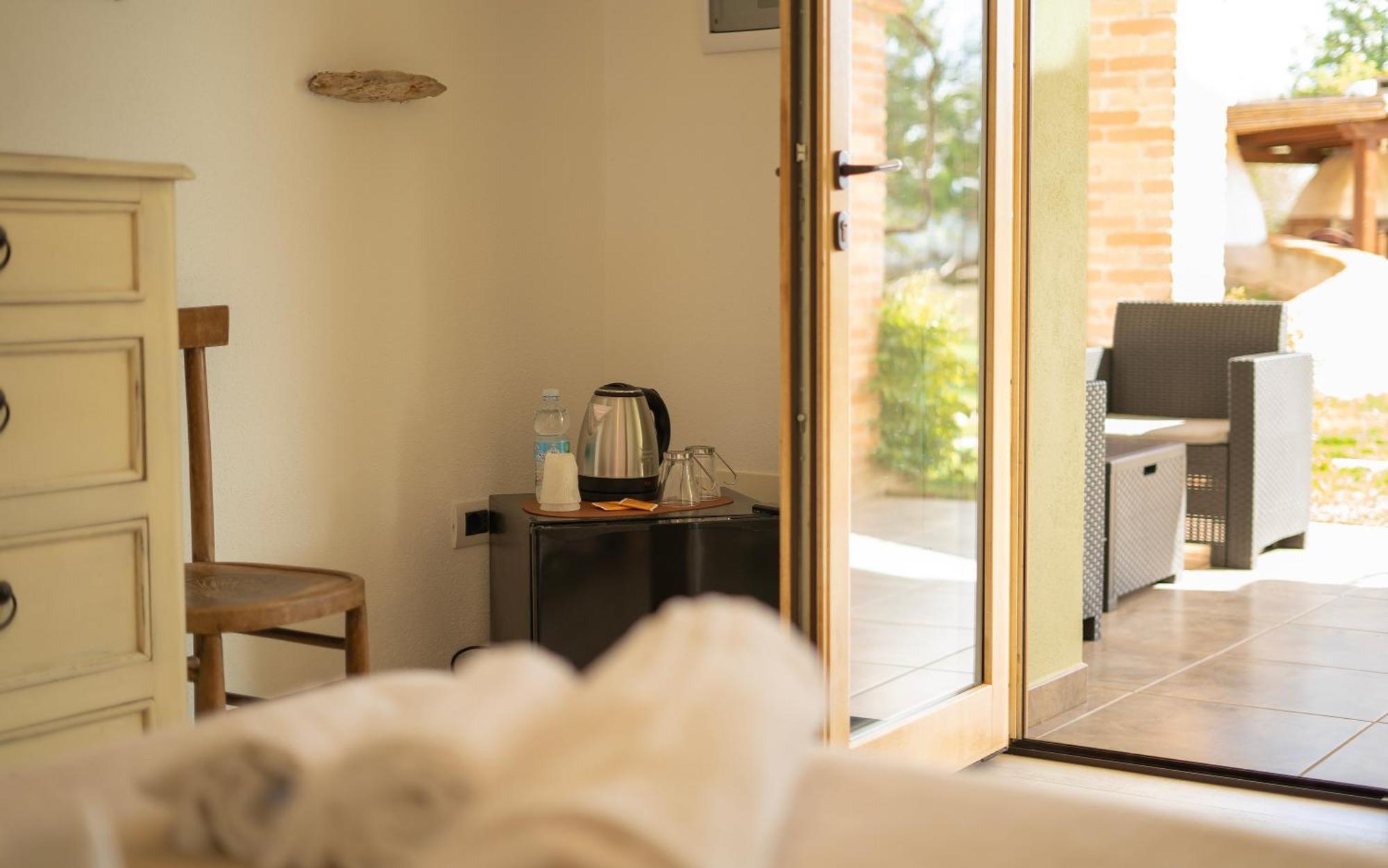 Hotel Essenza Di Mirto La Caletta Værelse billede