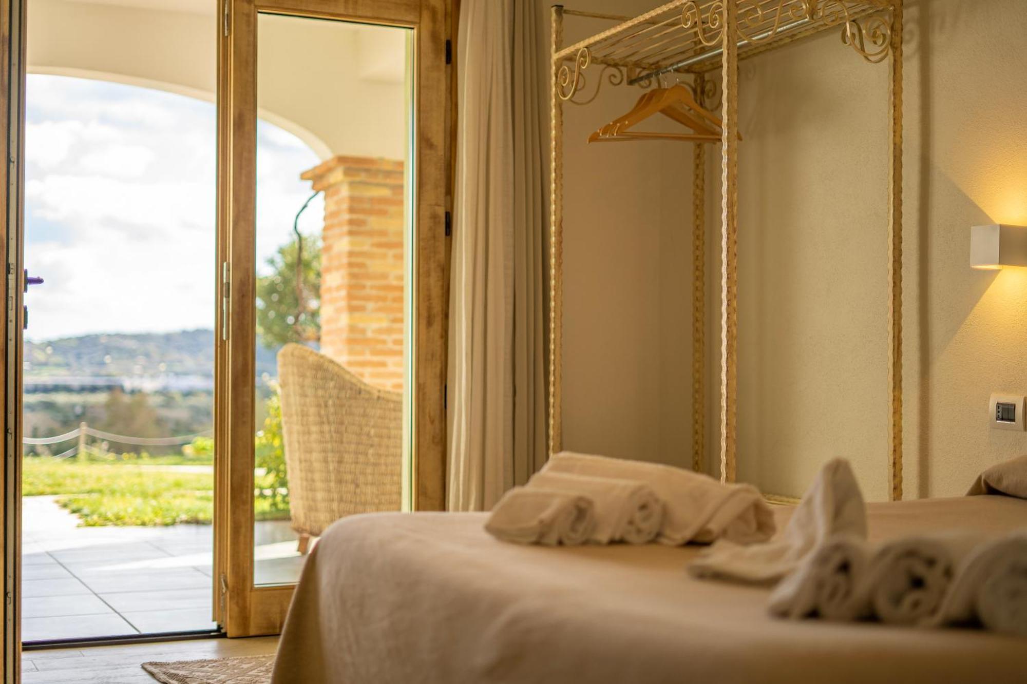 Hotel Essenza Di Mirto La Caletta Eksteriør billede