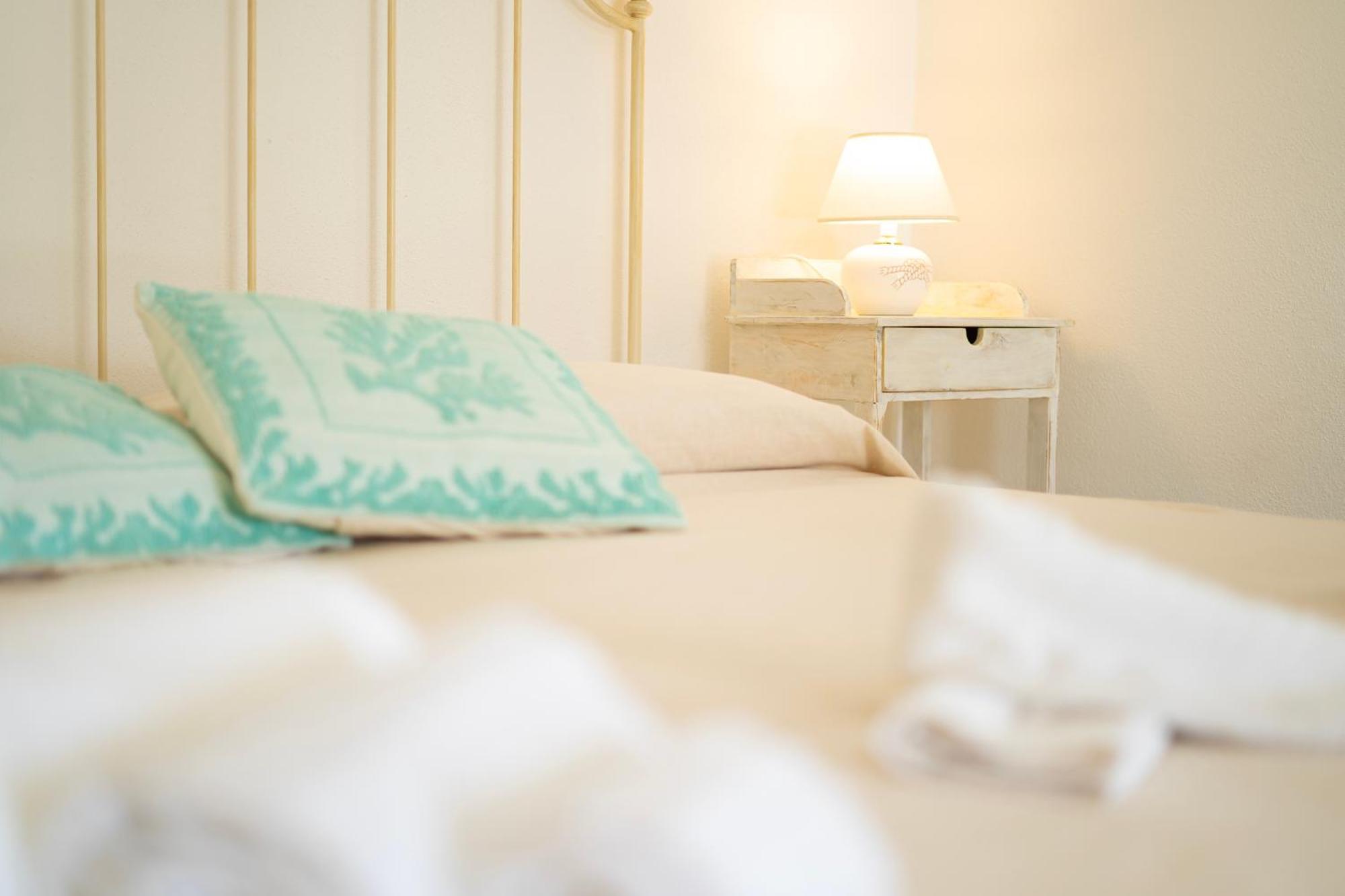 Hotel Essenza Di Mirto La Caletta Eksteriør billede