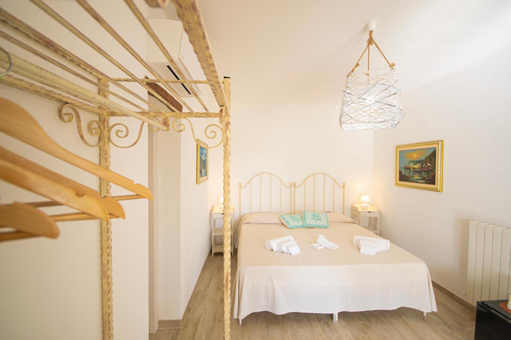 Hotel Essenza Di Mirto La Caletta Værelse billede