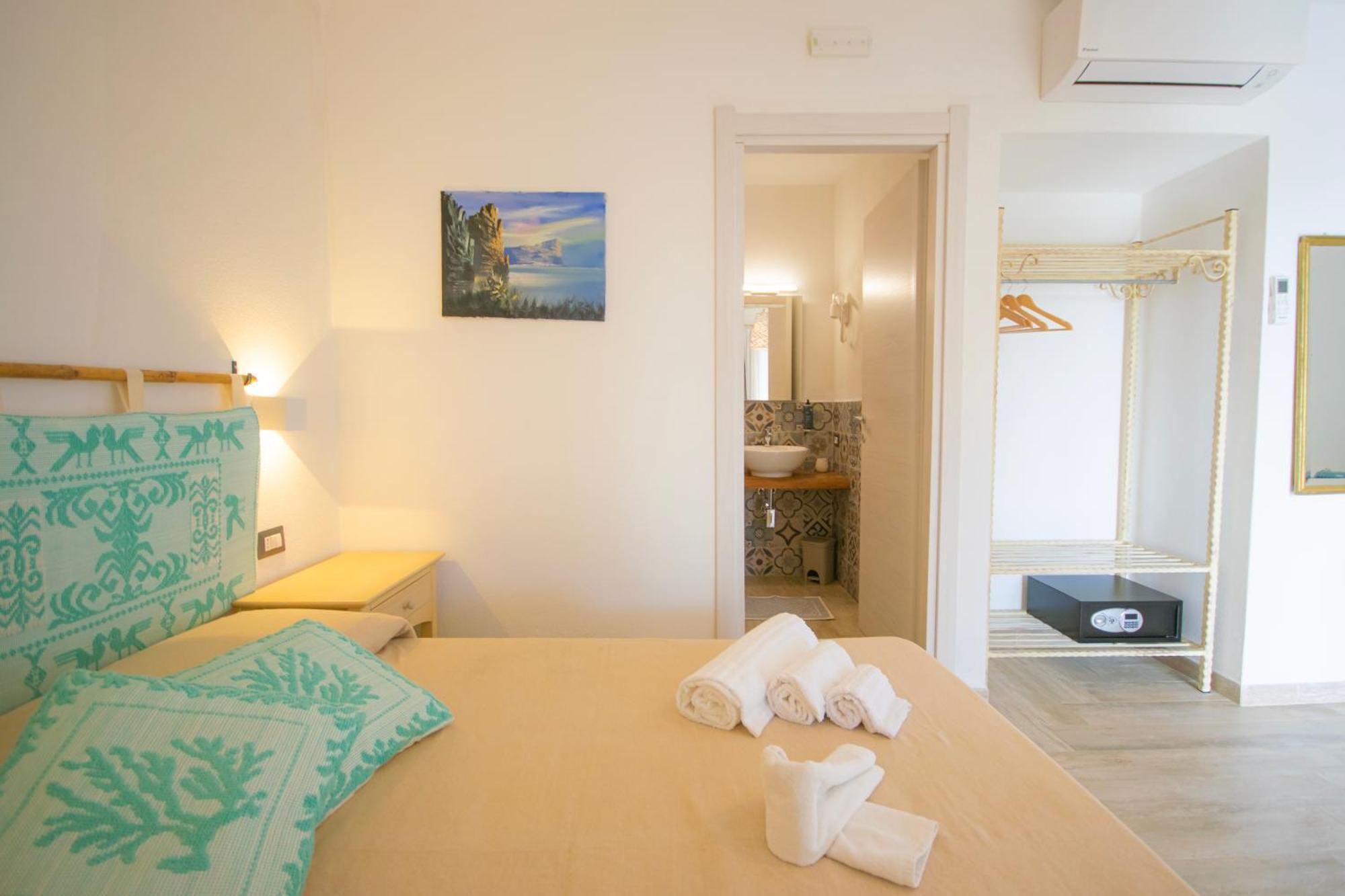 Hotel Essenza Di Mirto La Caletta Værelse billede