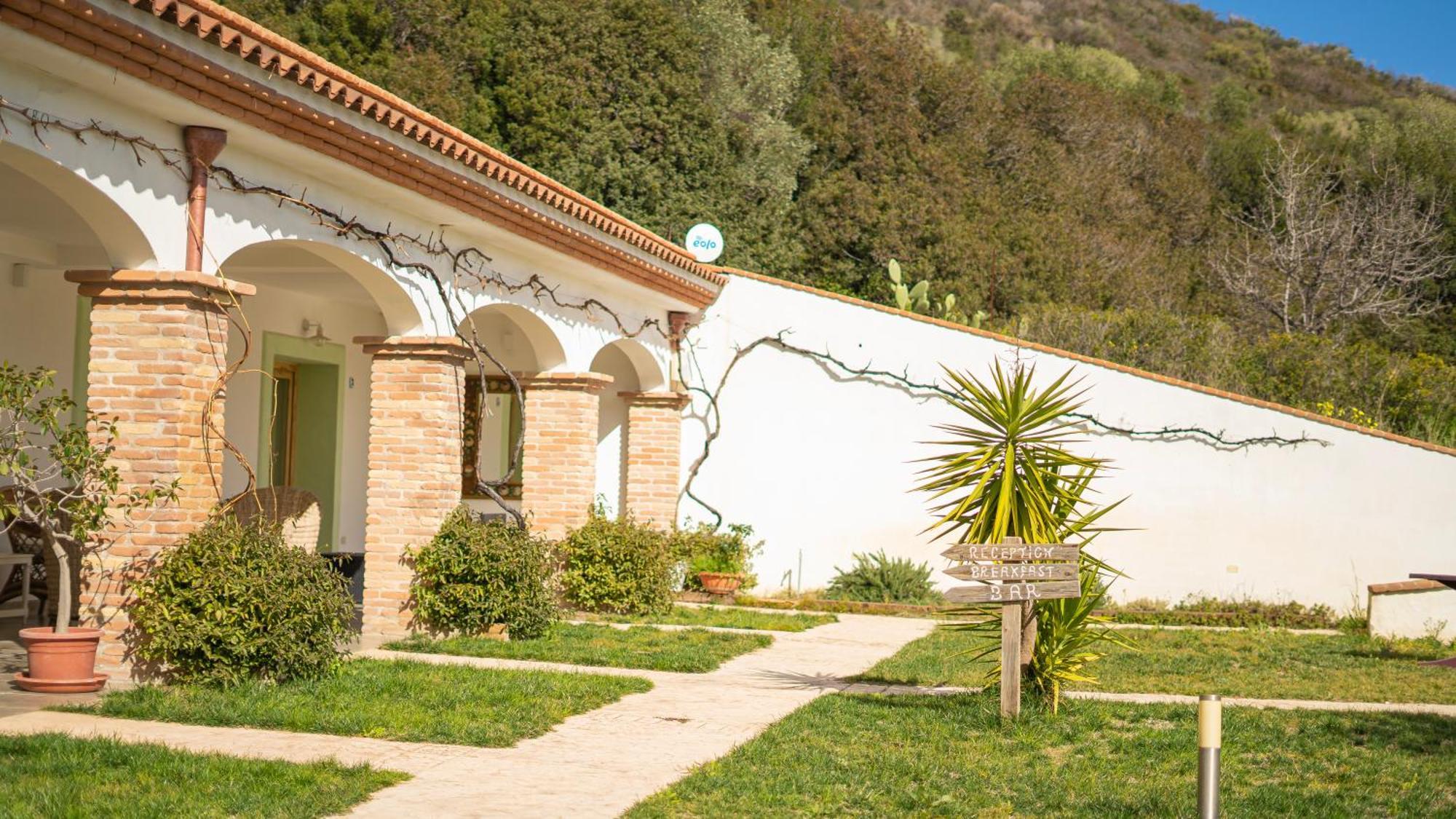 Hotel Essenza Di Mirto La Caletta Eksteriør billede